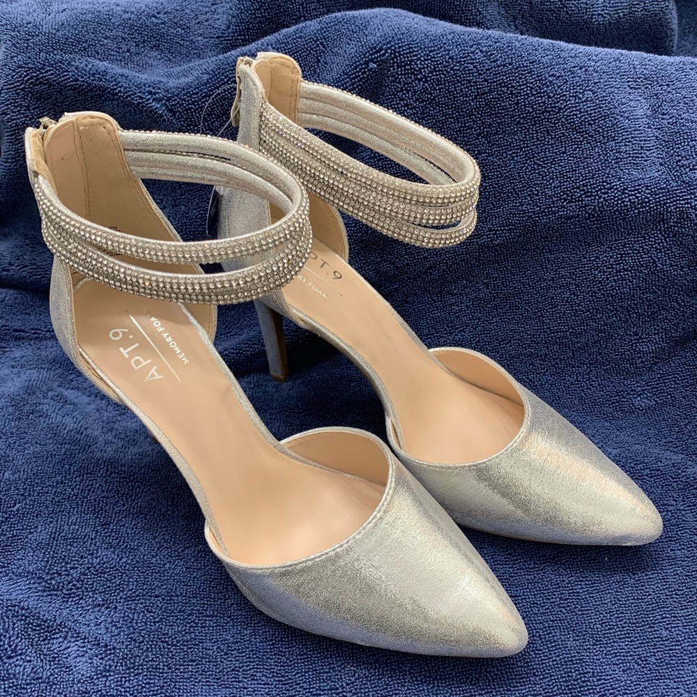 NEW Apt. 9 Silver Pointed Toe Heels 8.5